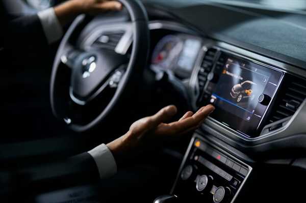 Touchscreen controls vs physical buttons in cars